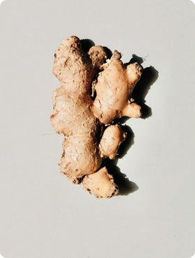 Organic ginger powder supporting digestive comfort and helping relieve occasional bloating and nausea.